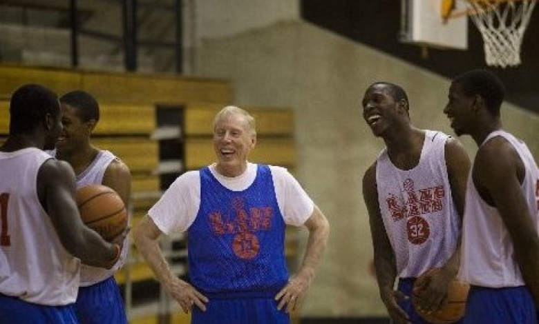 Баскетболистът-ветеран се забавлява със съотборниците си по време на тренировка