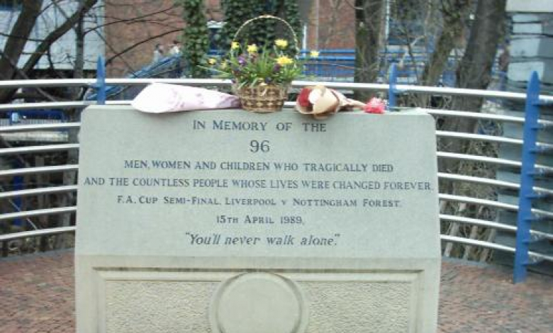 Мемориалът на загиналите фенове на Ливърпул до стадион "Хилзбъро"