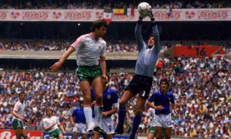 Наско Сираков в момент от мача на откриването на Мондиал`86 в Мексико срещу Италия. Срещу "адзурите" Сираков бележи изравнителния гол за България за крайното 1:1