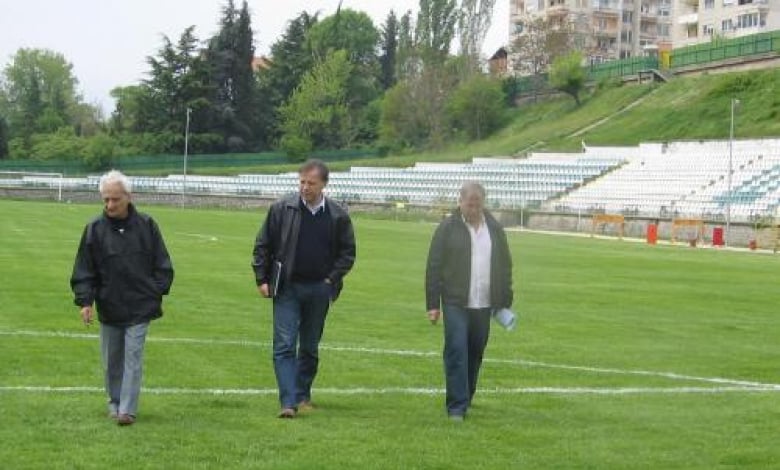 Хора на БФС посетиха днес стадиона на Вихрен
