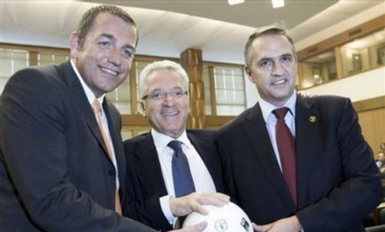 Астиасаран (крайният вдясно) на представянето на кампанията "Професионалният футбол срещу глада"