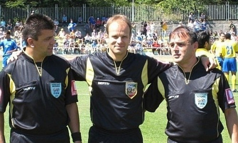 Николай Йорданов (в средата) ще ръководи мач в Румъния /снимка "Гонг"
