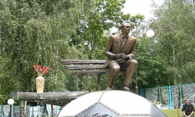 Монументът на Лобановски пред стадиона на Динамо
