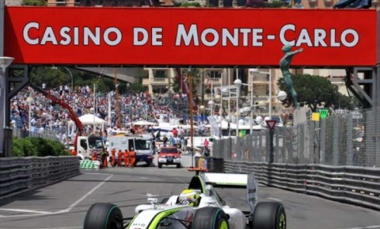 Бътън води след 15 обиколки в Гран При на Монако