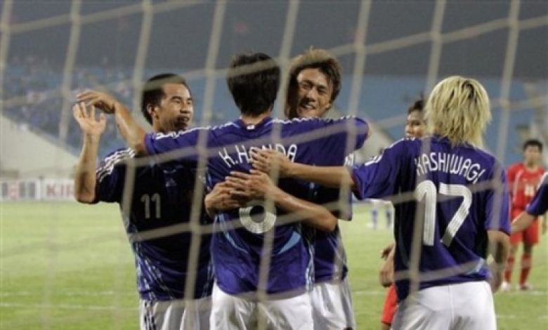 Оказаки (най-вляво) се отчете с 2 гола