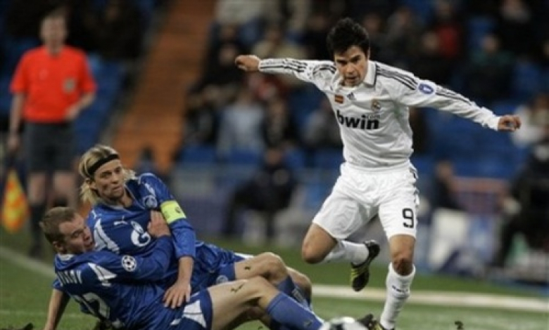 Тимошчук (с капитанската лента) в мача с Реал Мадрид от Шампионската лига