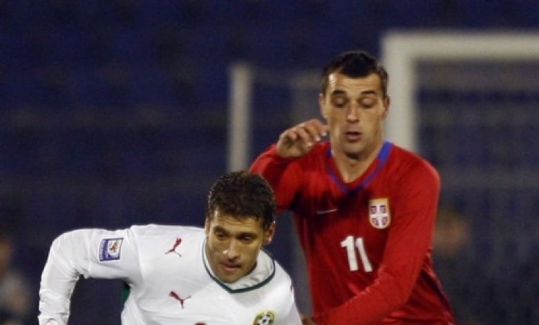 Милияш се бори със Стилиян Петров в контролата между Сърбия и България през ноември, завършила с резултата 6:0 за сърбите