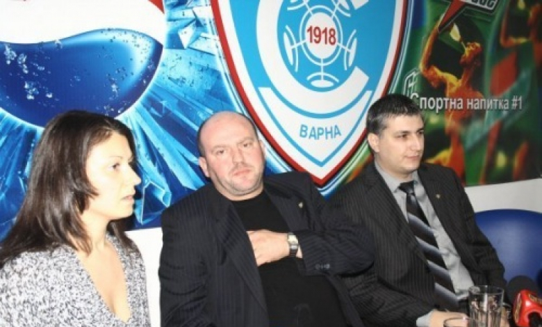Живко Великов (в средата) остава в Спартак (Варна)
