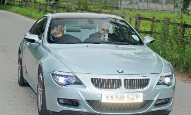 Майкъл Оуен пристига в базата на Манчестър Юнайтед/снимка: в. "Сън"