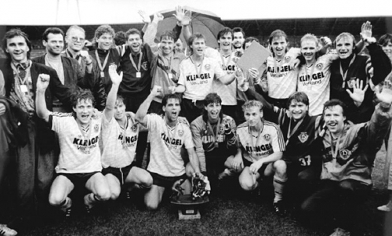 Играчите на Динамо (Дрезден) ликуват с купата на ГДР през 1990 г. Улф Кирстен е застанал на колене зад трофея