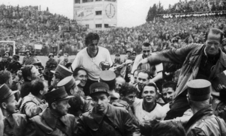 Капитанът на ФРГ Фриц Валтер и селекционерът Сеп Хербергер са понесени от ръце след спечелването на световната титла през 1954 г.
