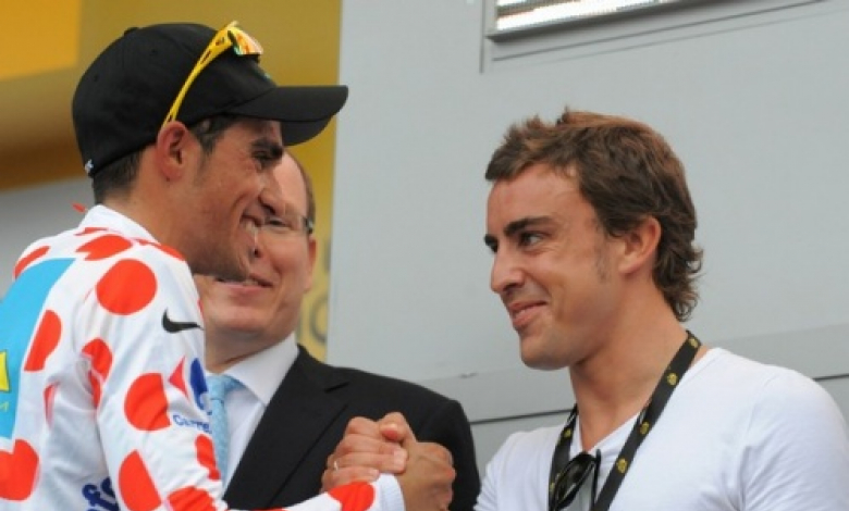 Фернандо Алонсо се поздравява с Алберто Контадор пред погледа на принца на Монако Алберт II
