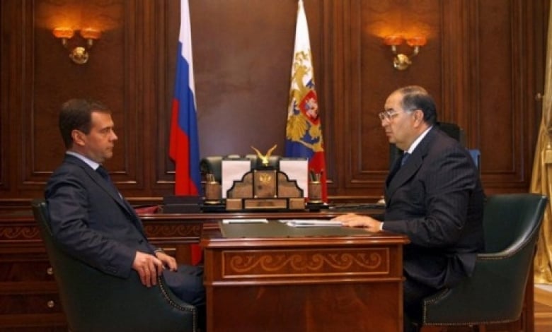Алишер Усманов (вдясно) не само е охраняван като държавен глава, той е близък с президента на Русия Дмитрий Медведев