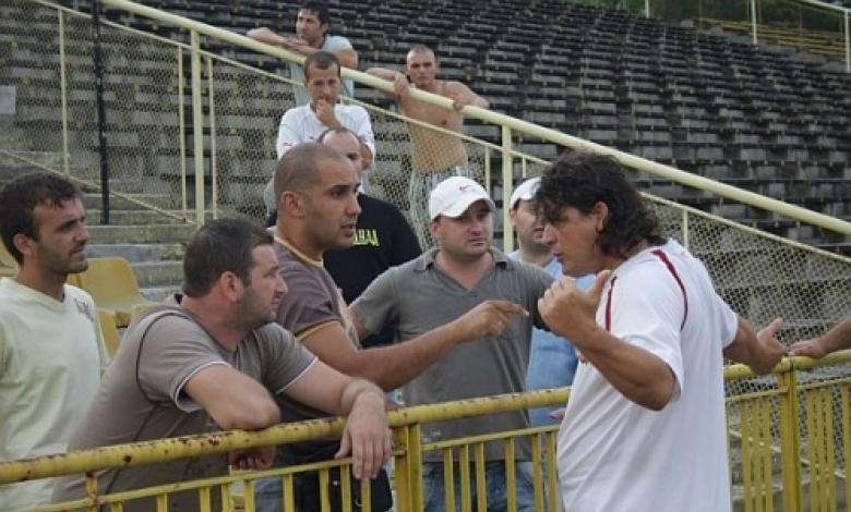 Чернев (вдясно) говори с фенове на Ботев