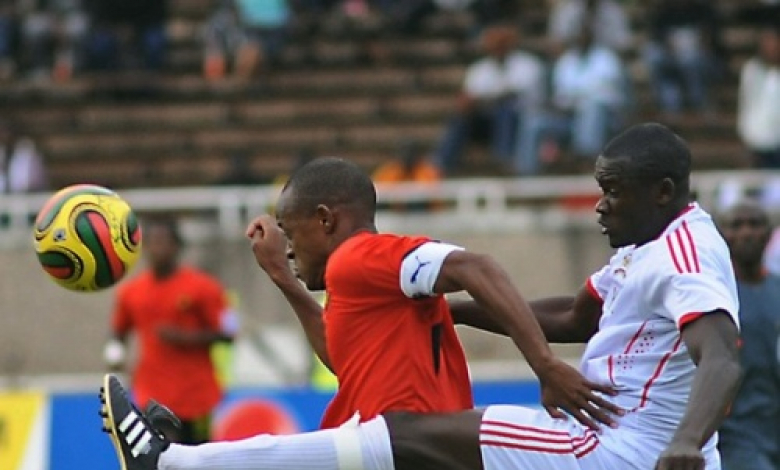 Тико Тико (на преден план) пази топката от кенийски защитник