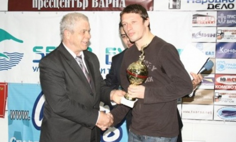 Найденов бе избран за най-прогресиращ футболист на Варна за 2008-а, снимка ole-bg