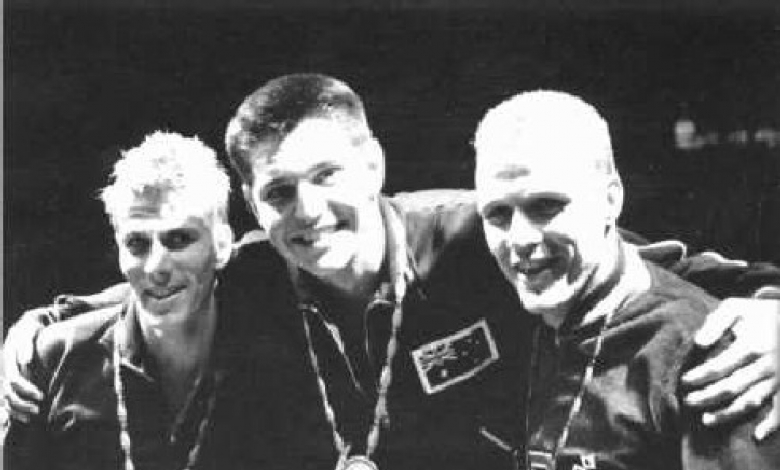 Джон Конрадс (в средата) след титлата си от олимпийските игри в Рим