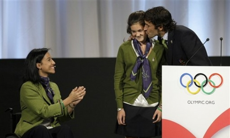 Раул целува най-младата делегатка 12-годишната хокеистка Моника Фигар. Те и параолимпийката Тереза Пералес (плуване) не помогнаха на Мадрид 