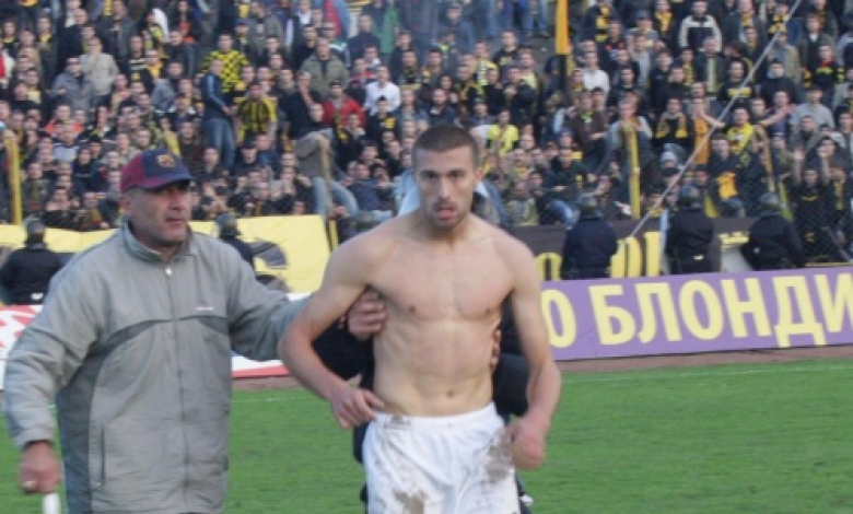 Мартин Сечков едва бе удържан след края на мача с Ботев /снимка "Булфото"