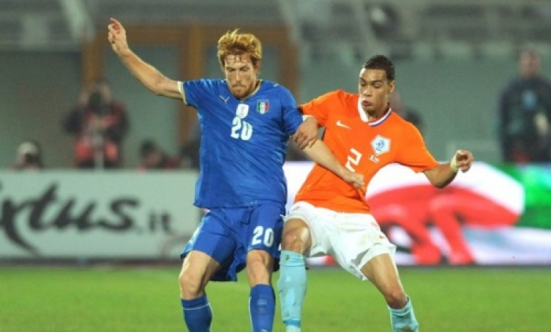Давиде Биондини (вляво) дебютира за Италия в мача срещу Холандия