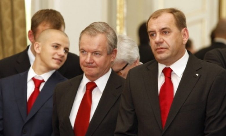 Националът Владимир Вайс (вляво) и селекционерът Владимир Вайс са обградили президента на словашката федерация Франтишек Лауринец