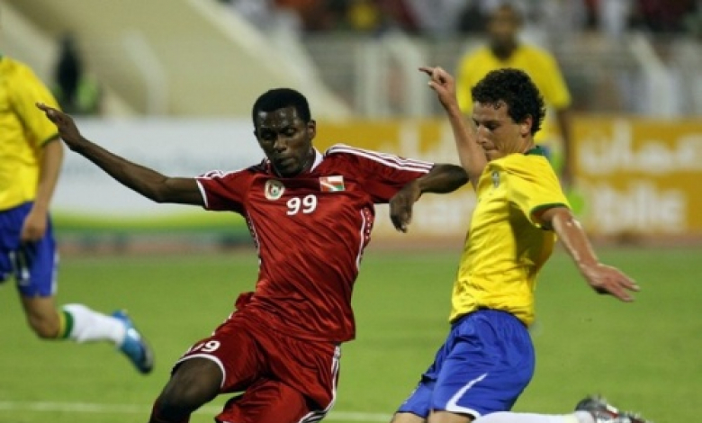 Елано от Бразилия (вдясно) срещу Касим Саиди от Оман