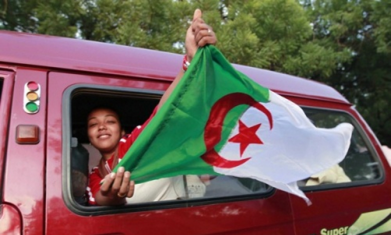 Момиче в Судан развява флага на Алжир