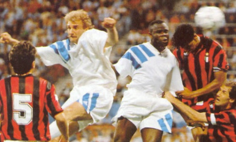 Базил Боли (с белия екип вдясно) е изпреварил Франк Рийкард, за да отбележи победния гол за Олимпик (Марсилия) в мача срещу Милан през 1993 г.