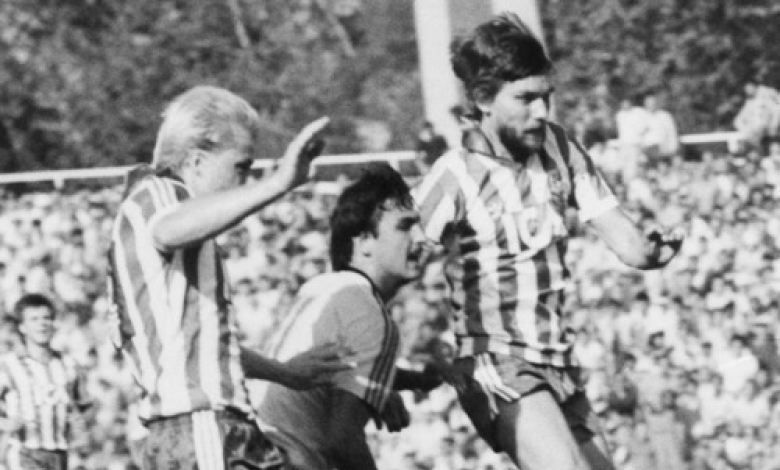 Атанас Пашев (в средата) е притиснат от двама играчи на ИФК Гьотеборг по време на мача на Ботев (Пловдив) с шведския тим през 1985 г.