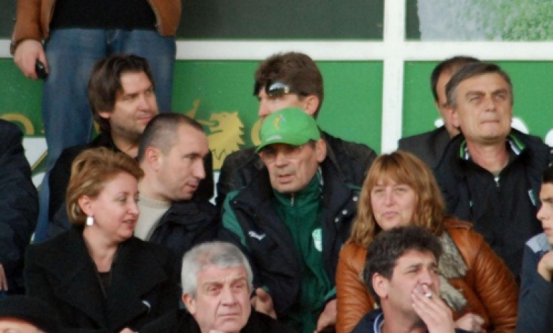 Стоилов в компанията на Петко Петков на стадиона под Аязмото /снимка "Булфото"
