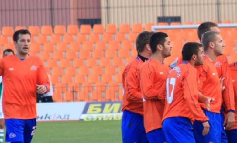 Борислав Стойчев (най-вляво) повече няма да играе за Сливен /снимка regionsliven.org