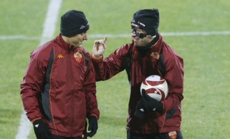 Даниеле де Роси (с маската) предупреждава съотборника си в Рома Матео Бриги за съмненията на УЕФА