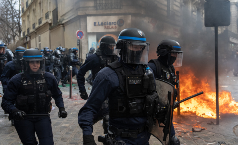 Франция ангажира хиляди полицаи по земя и въздух, ще помагат и други държави
