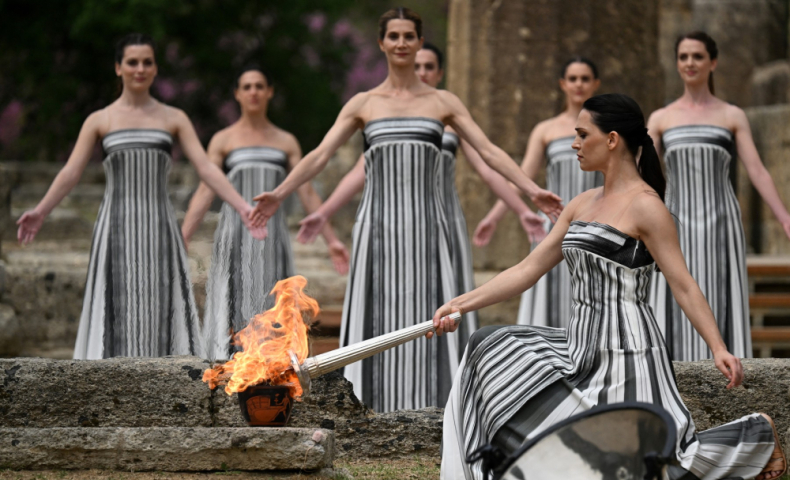 Драми със запалването на олимпийския огън в Гърция ВИДЕО