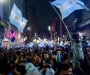 Лудница в Буенос Айрес, хиляди празнуват по улиците 