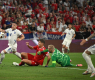 Дания на 1/8-финал срещу Германия, изхвърли Сърбия пред погледа на Джокович
