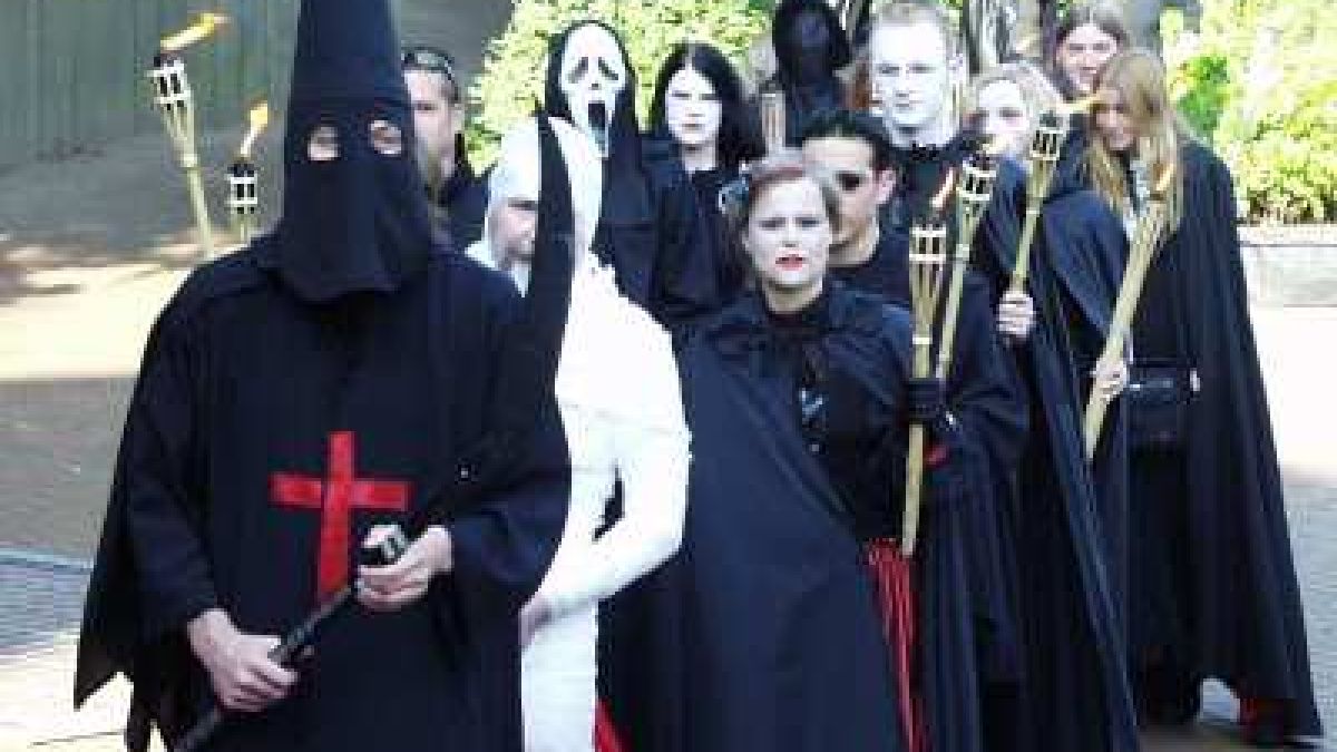 Сатанисти разфасоват и ядат младежи в Русия
