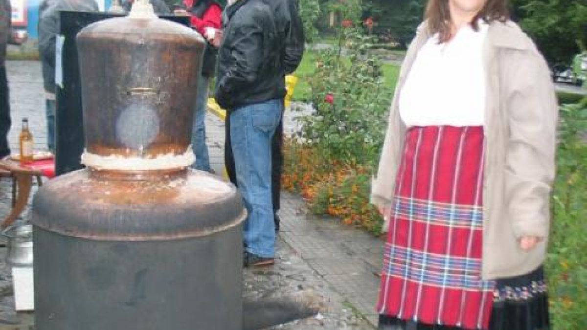 Отличиха с гигантска слива кмет
