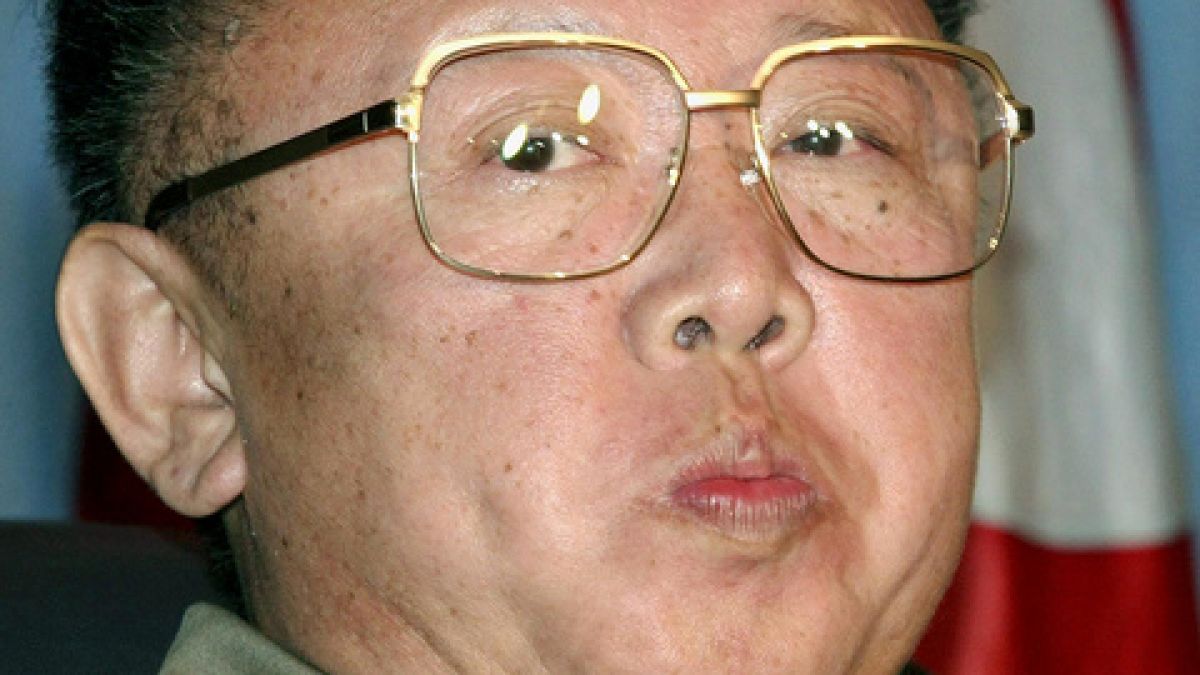 Ким Чен Ир на футболен мач