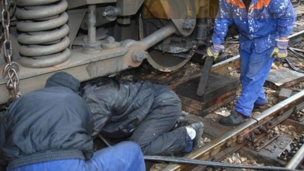Влак се удари в паднала скала