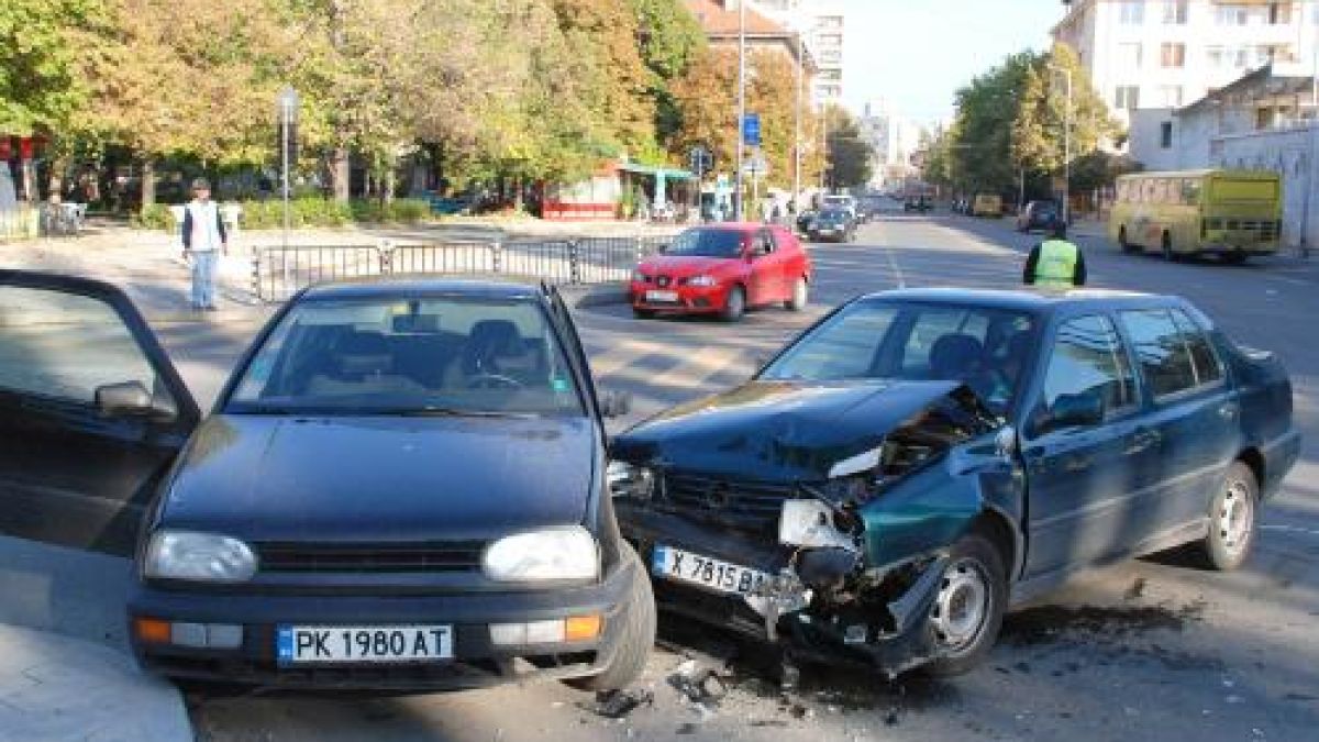 Отнесен студент рискува живота на две момичета 