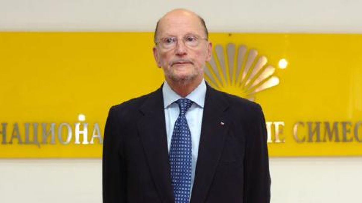 Царят си търси партиен наследник 