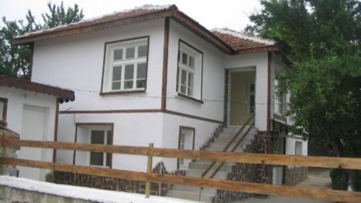 Кризата срина двор от 45 000 евро на 7600 