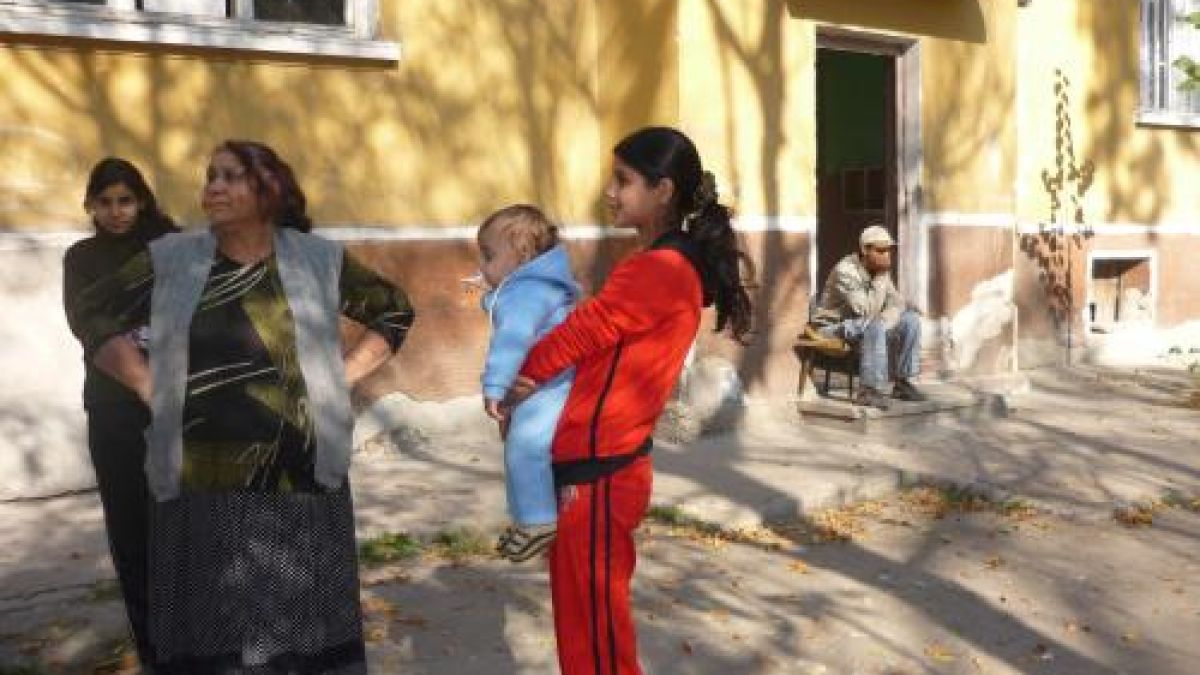 Ромска фамилия чака изнасилвач на собствената си дъщеря, за да го убие