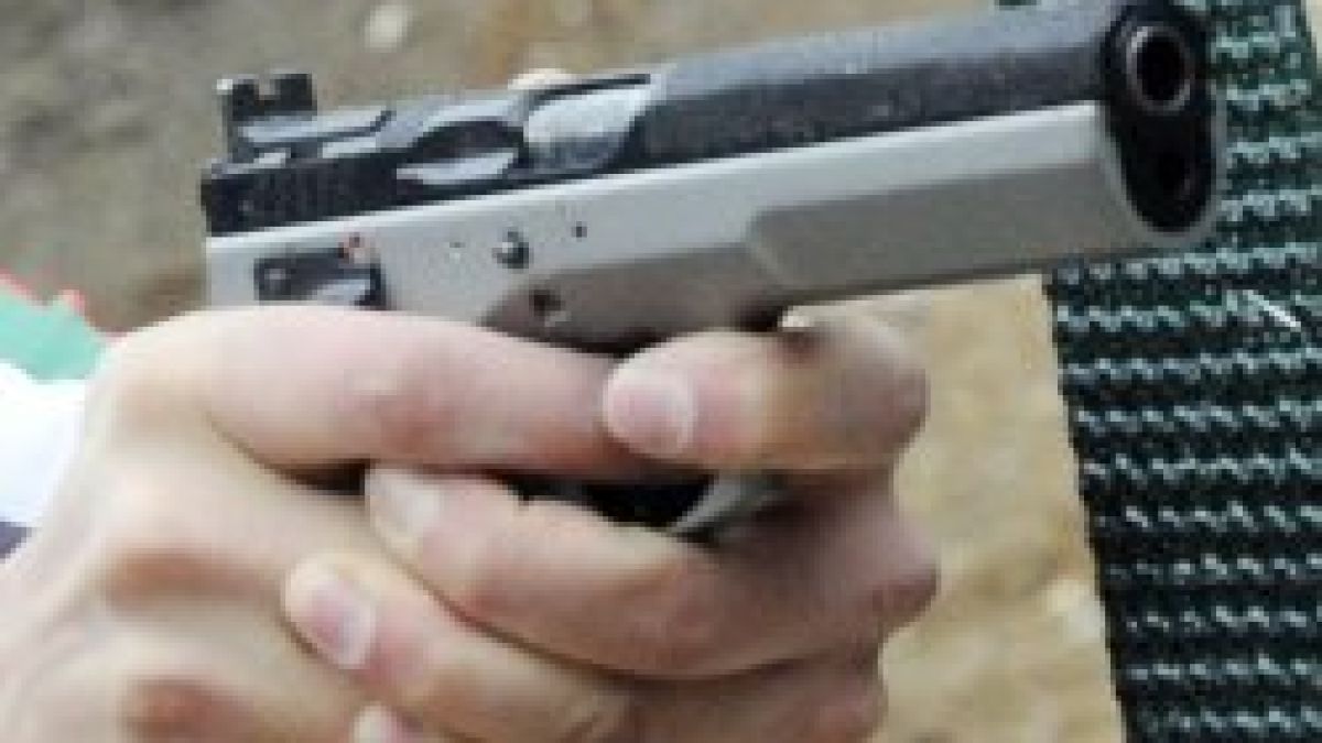 Собственик на магазин застреля двама крадци 