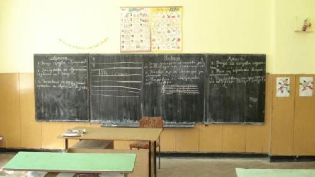 Набиха учител в час