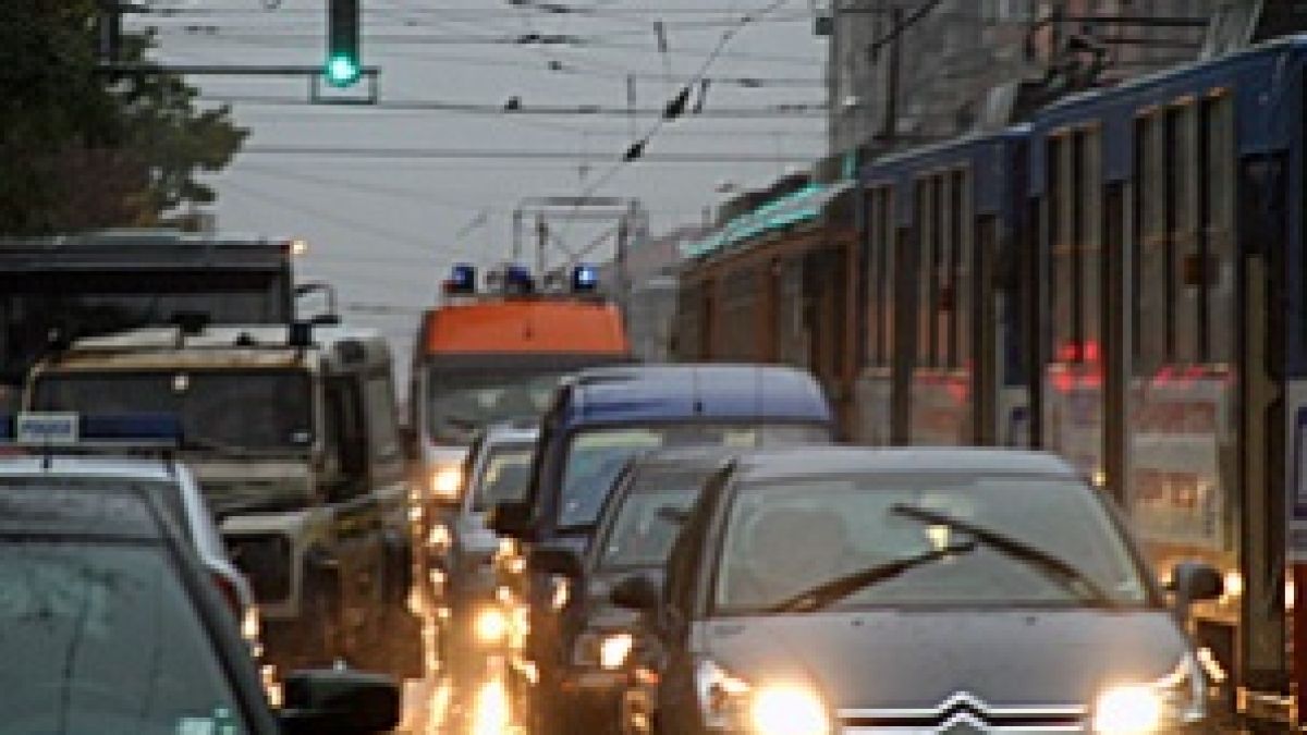 Порои наводниха помещения, паднали вестникарски будки 