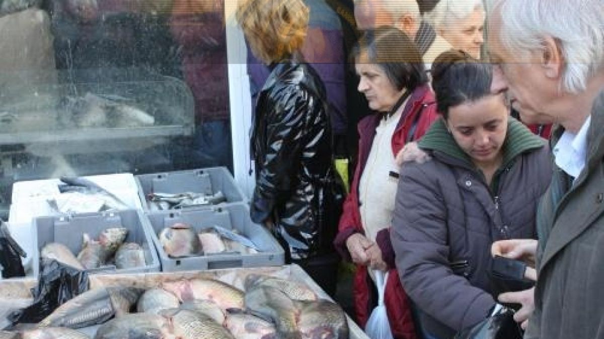 Опашки на пазарите за риба преди Никулден 