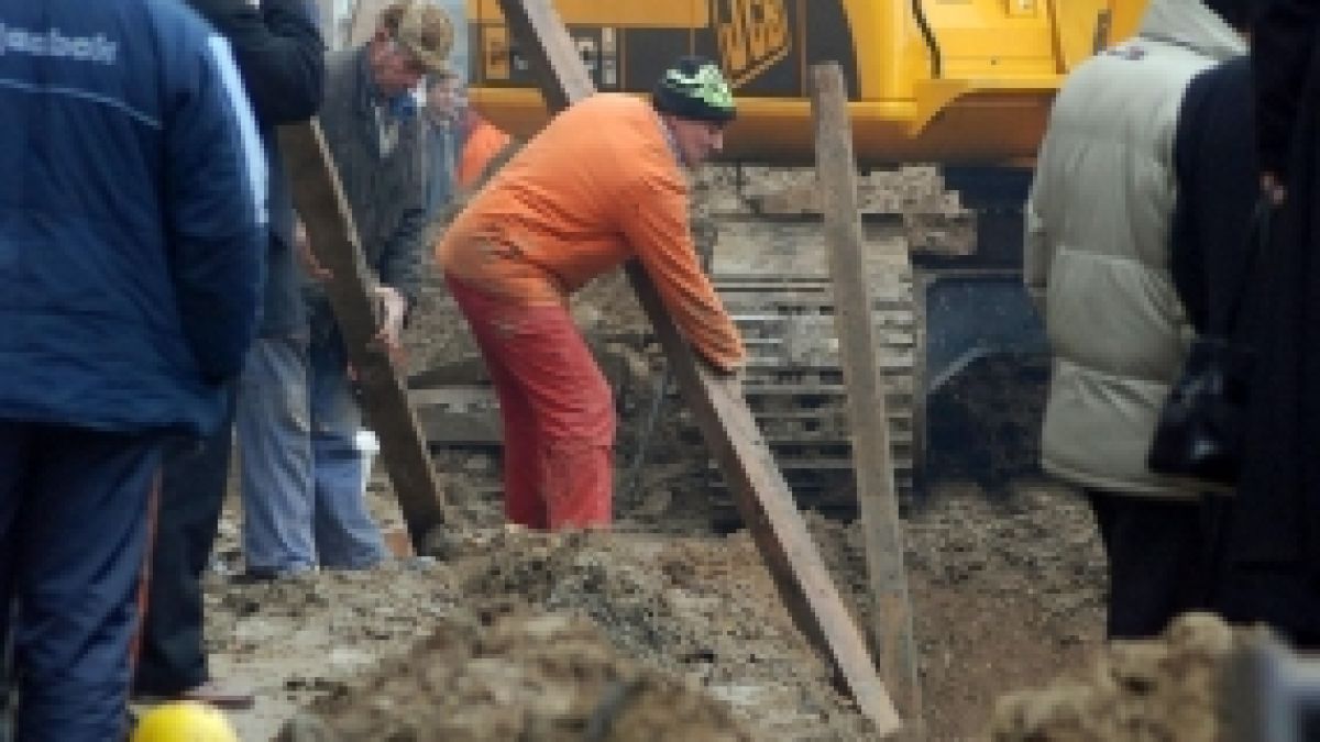 Спешни проверки на строеж заради затрупан работник