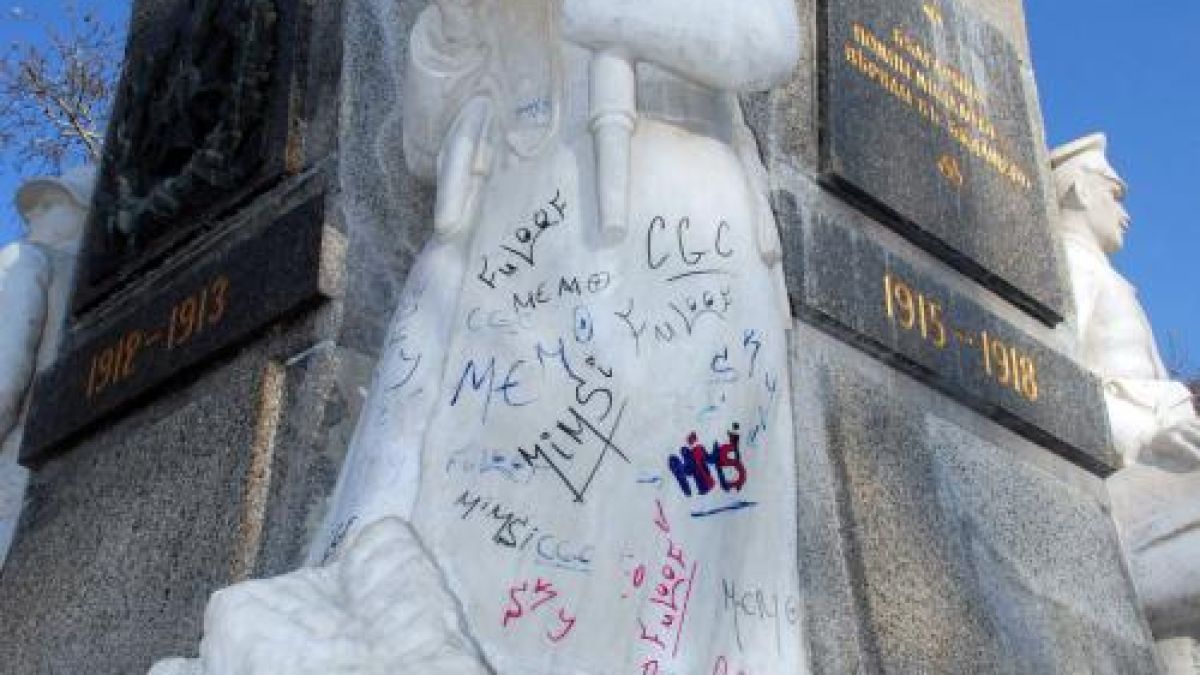 В Хасково оскверниха Паметника на Незнайния войн 